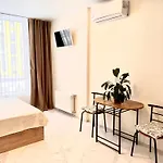 Апартаменти Osapart In A Complex Semycvit 4 *